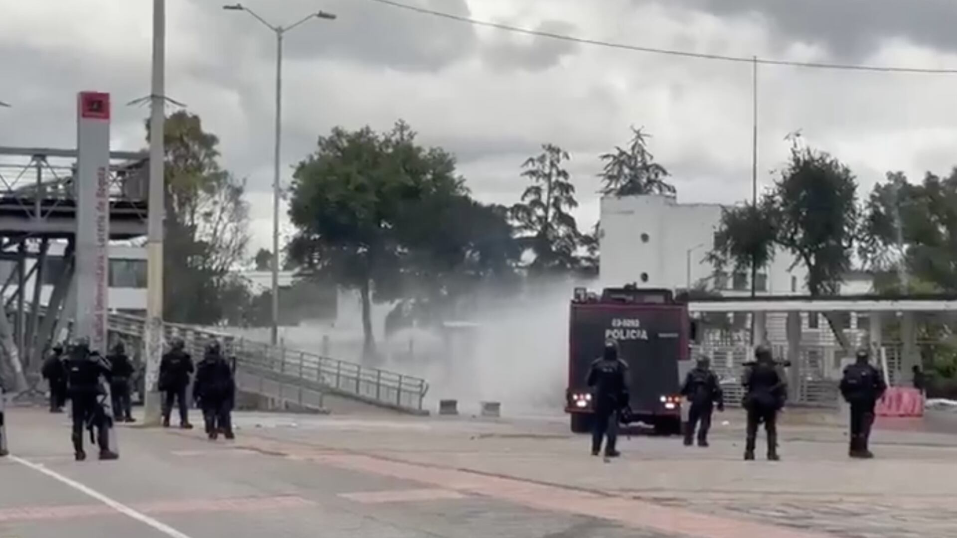 Protestas en la Universidad Nacional tienen paralizada la Calle 26: la UNDMO está enfrentándose a los encapuchados