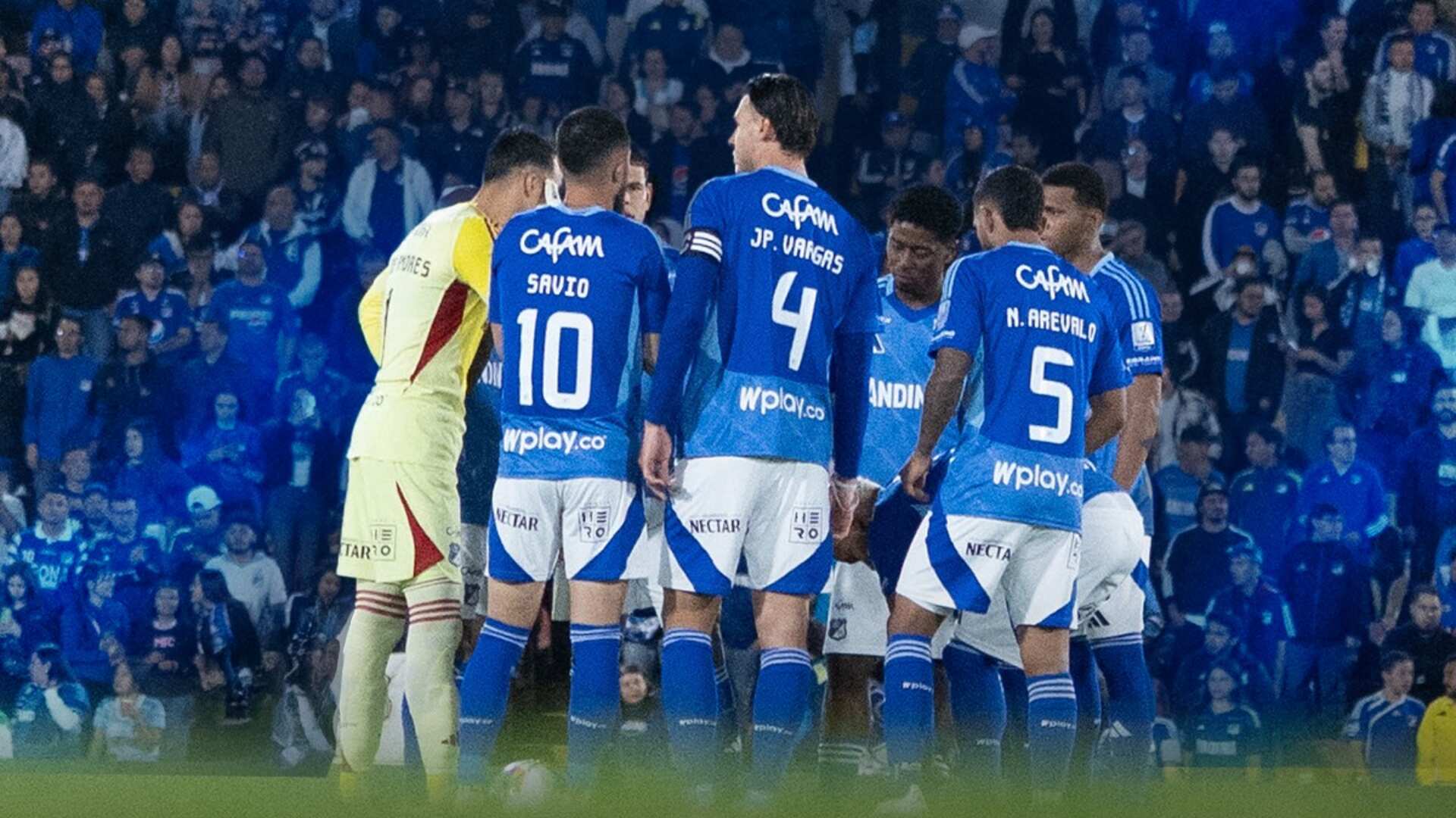 La simbología detrás de la protesta de los hinchas de Millonarios que arrojaron sus zapatos a la cancha