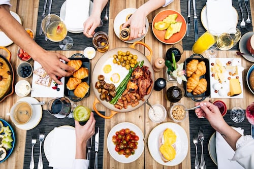 ¿Qué es el drunch y por qué se convierte en la tendencia foodie de la noche?