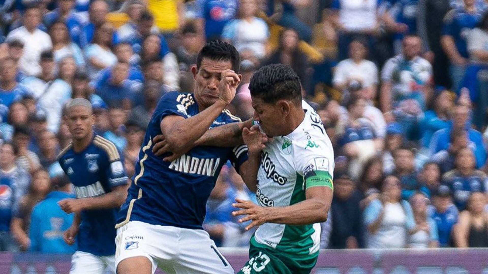 Hinchas de Millonarios golpearon a seguidor del Cali que estaba en El Campín.