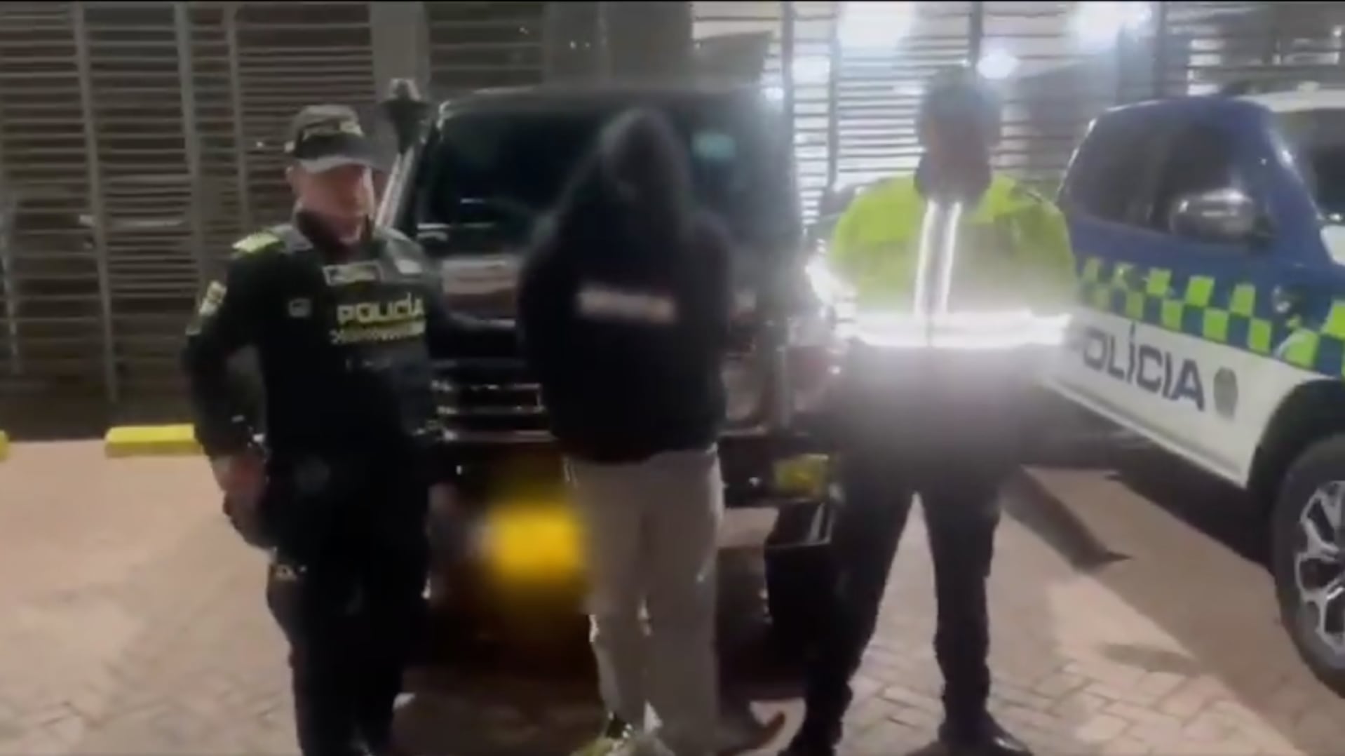 Un operativo policial en la localidad de San Cristóbal, quedó opacado por una decisión judicial que ha generado profundo desconcierto entre las autoridades y la ciudadanía. Dos hombres, capturados en flagrancia tras el hurto de un vehículo y que juntos acumulaban un historial de 17 anotaciones judiciales, fueron puestos en libertad por un juez de control de garantías.