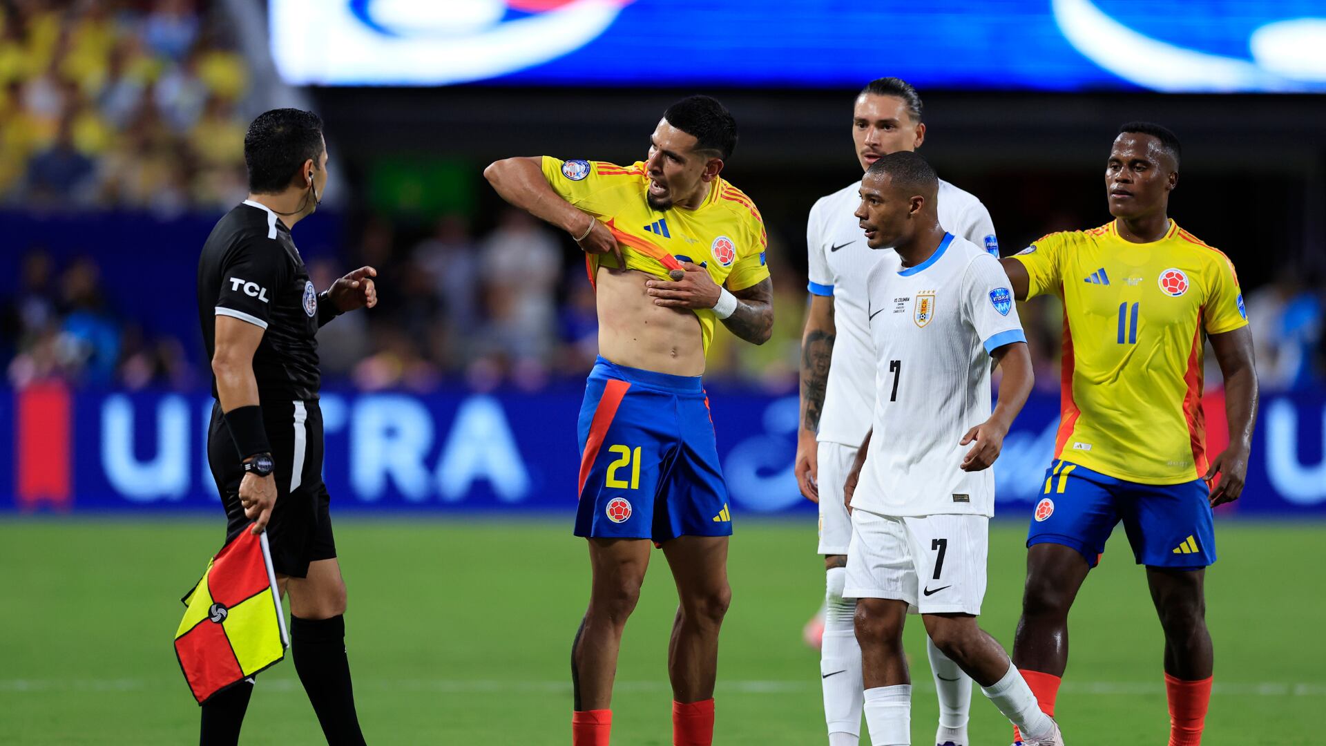 Daniel Muñoz recibió críticas en todo el mundo por su infantil expulsión