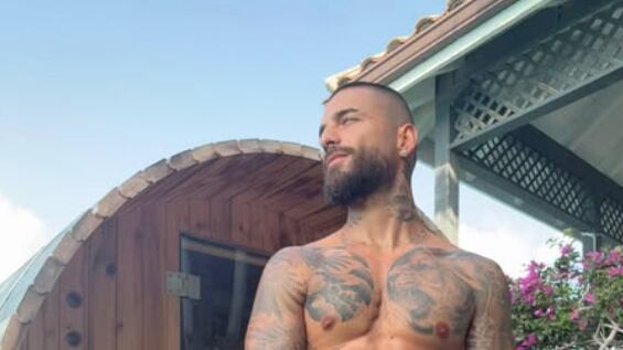 Él es el barbero de confianza encargado del estilo de Maluma