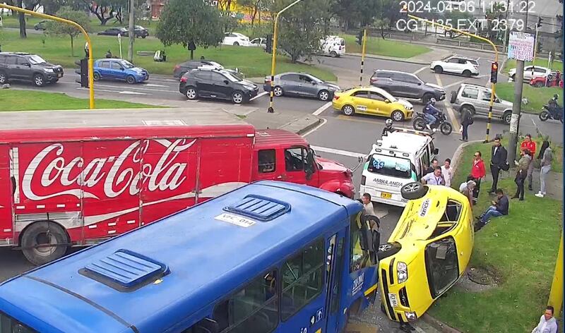 El taxi se volcó en la mañna de este 6 de abril.