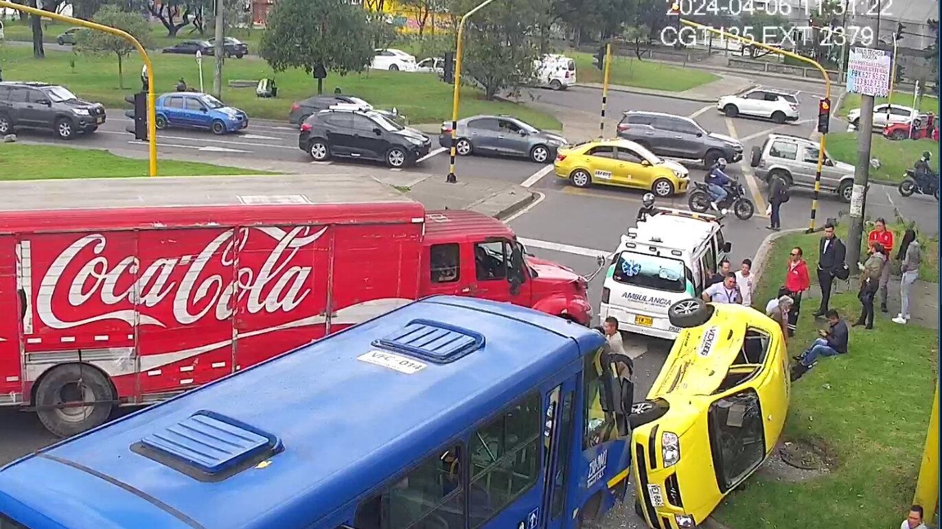 El taxi se volcó en la mañna de este 6 de abril.