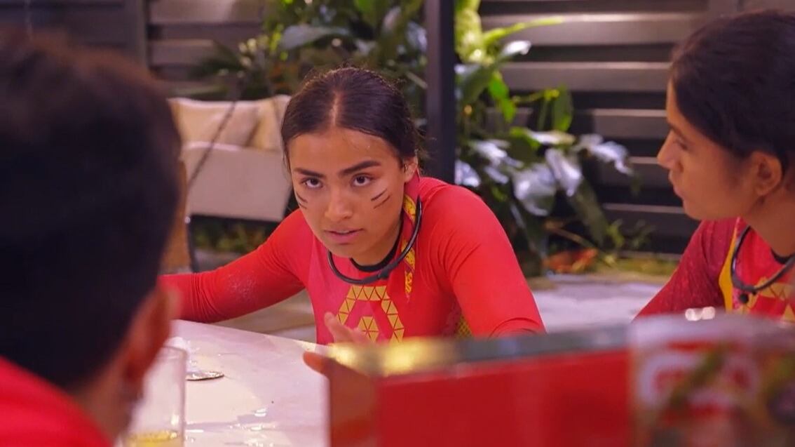 Al parecer Natalia del Desafío XX espera que en Omega se pongan ellos mismos el chaleco para no tocar a Kevyn.