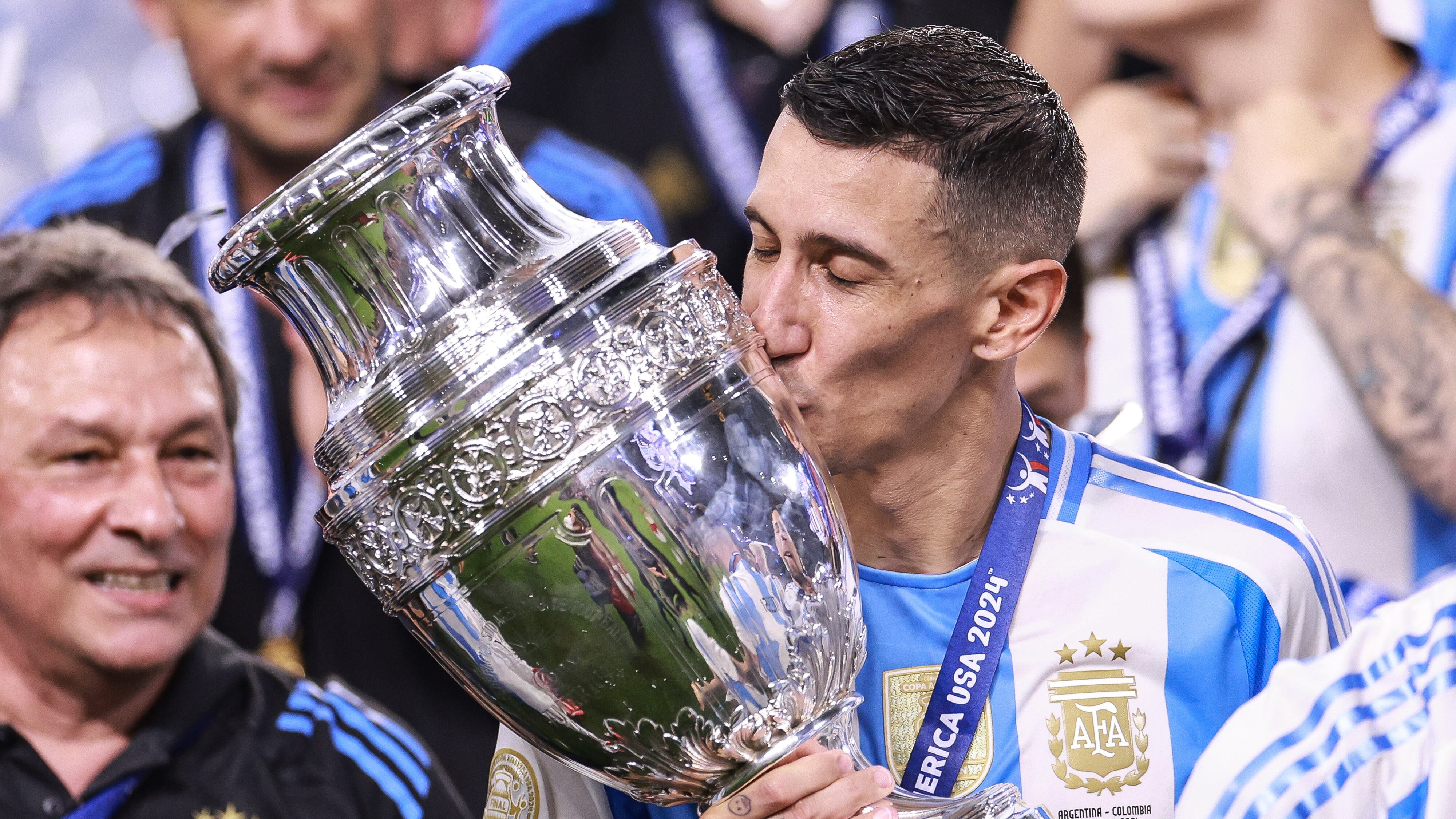A Di María le regalaron una Copa América como homenaje