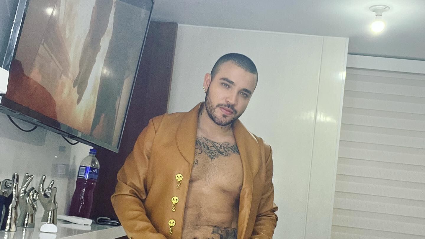 “Cuando hacemos el amor, y o que en esas cosas del amor, antes no creía y aquí estoy. Como un loco, borracho, imaginando que te toco”