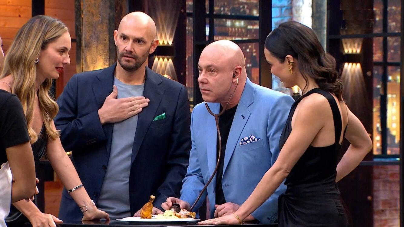 Jorge Rausch sacó un estetoscopio 'MasterChef Colombia' en para ver si el pollo estaba vivo y así reaccionaron los cocineros.
