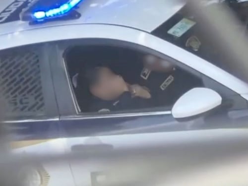 Captan a policías en México teniendo intimidad en una patrulla, se abre investigación