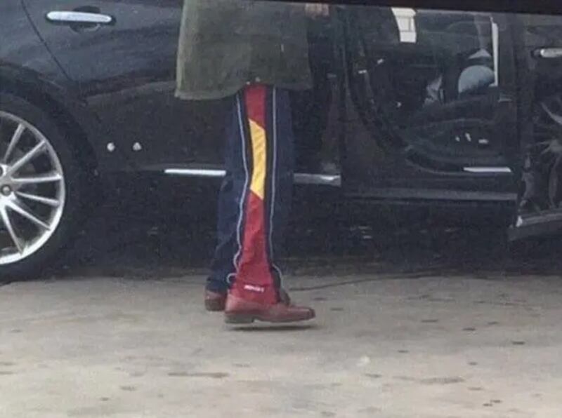 ¿El hombre realmente está levitando?