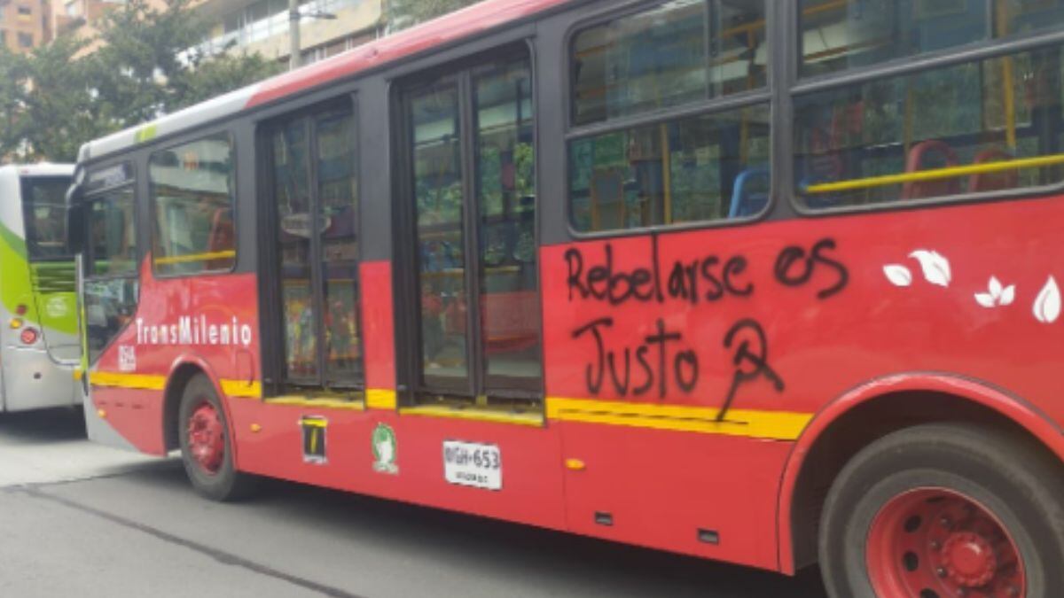 Manifestantes vandalizaron buses del transmilenio en Bogotá.