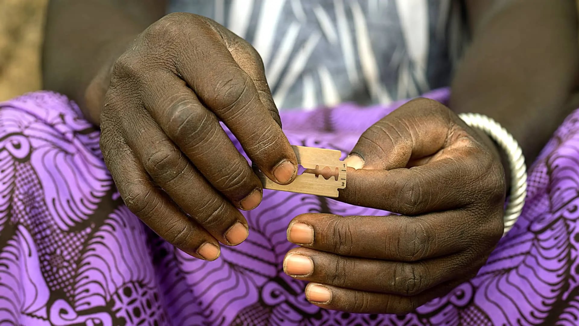 Una mujer sostiene una cuchilla en Burkina Faso. Imagen de referencia.