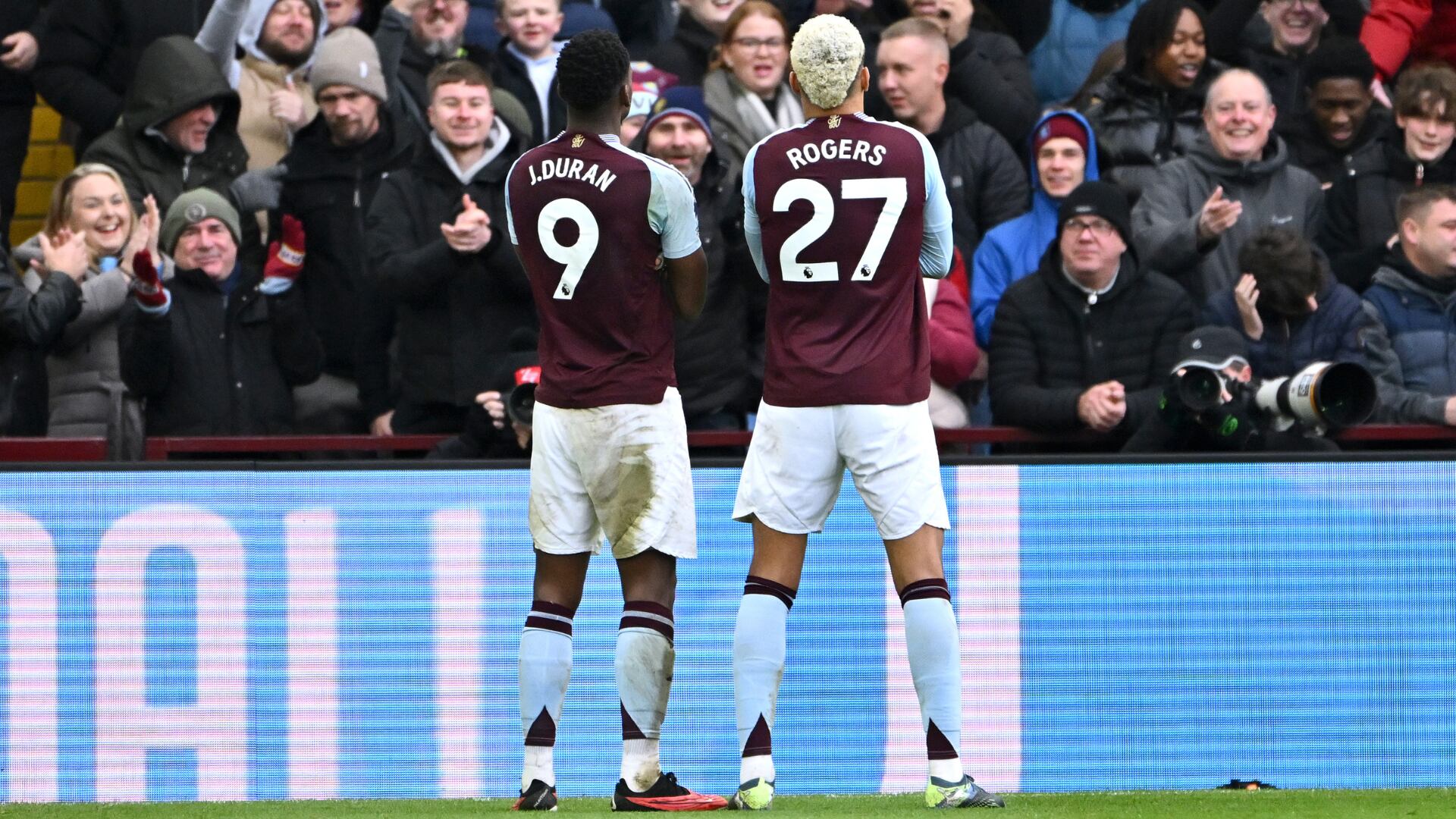 Jhon Durán y Morgan Rogers - Foto: Getty