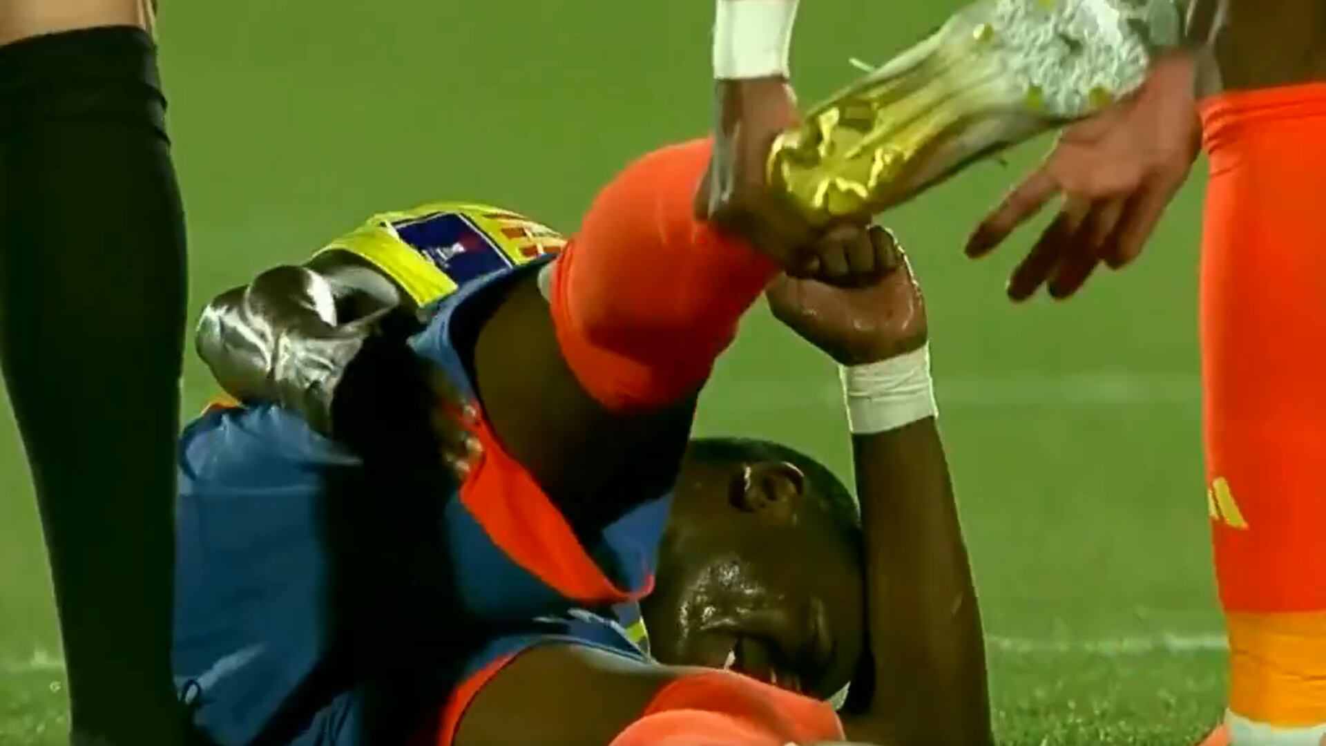 Joel Canchimbo, desconsolado, tuvo que salir entre lágrimas de la semifinal del Mundial Sub-20