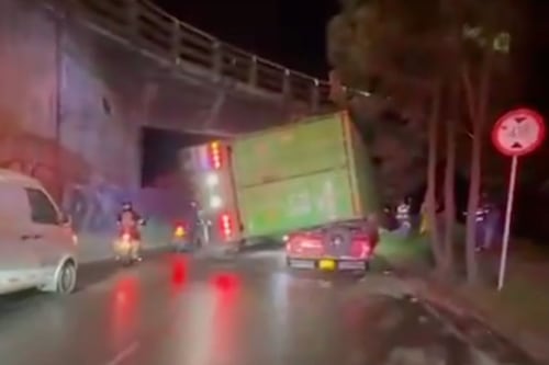 ¡Impactante accidente esta noche de viernes en Bogotá! Camión se volcó y cayó sobre un carro particular en la Circunvalar