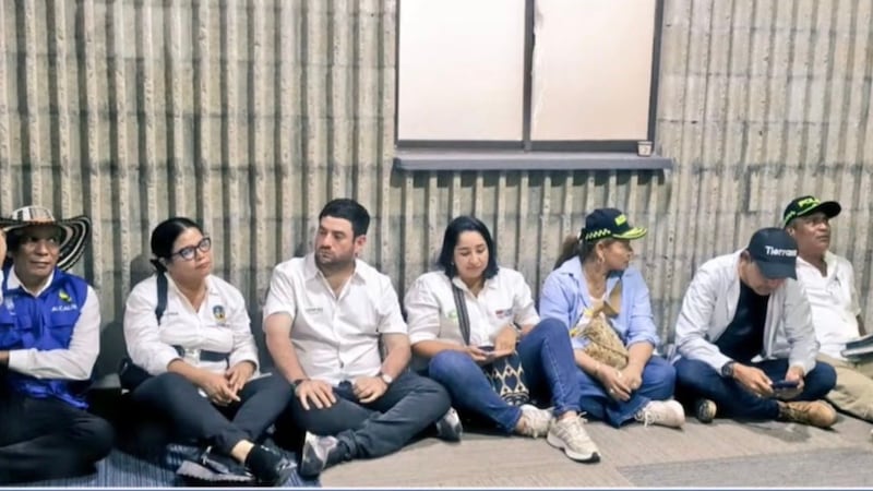 ¿Petro dejó tirados a los alcaldes?: la pelea por polémica foto de mandatarios cordobeses sentados en el piso