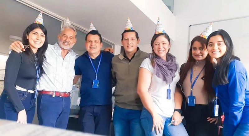 Foto de un cumpleaños en la redacción de Séptimo Día.