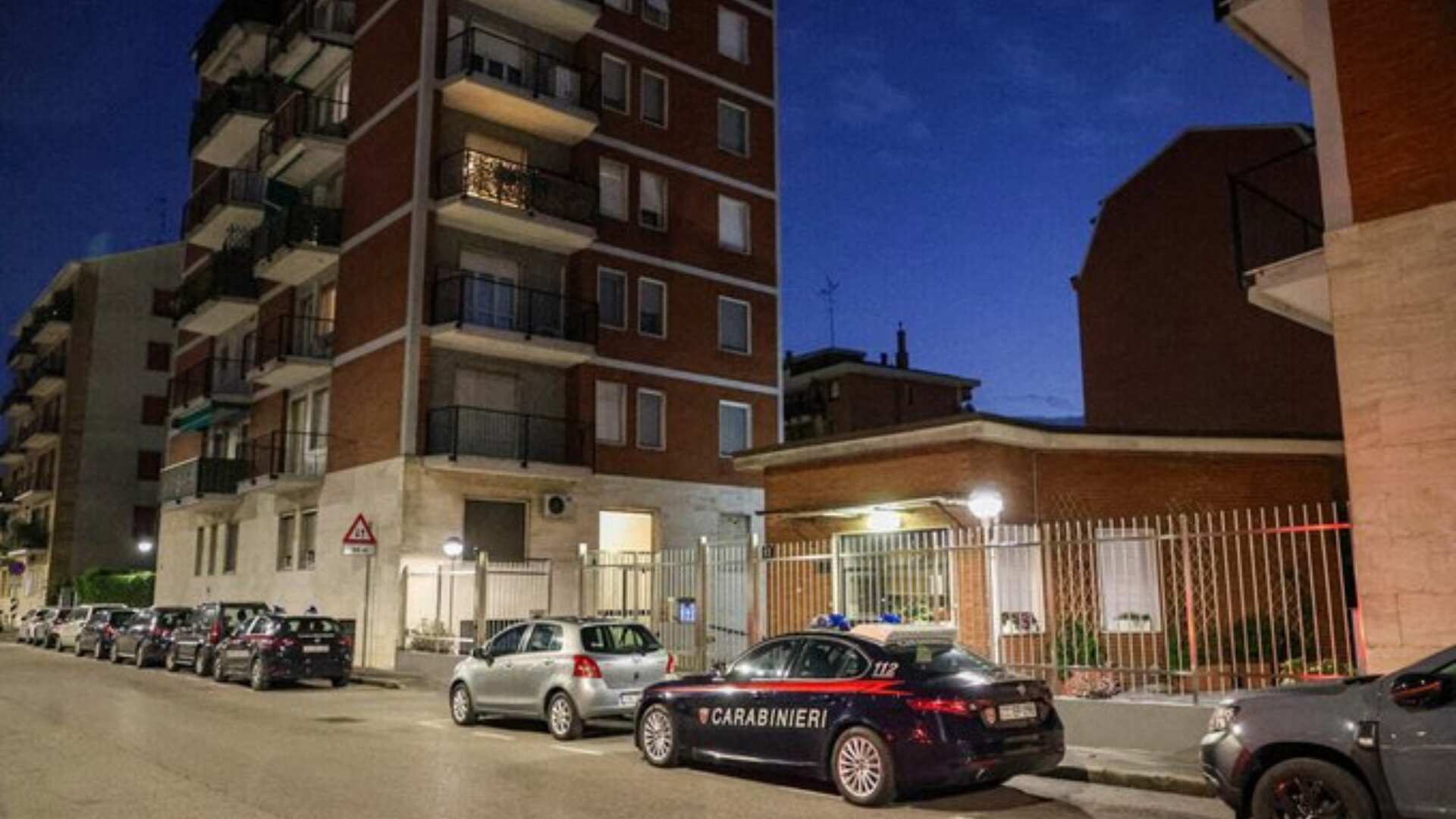 Se tiró de un cuarto piso para quitarse la vida y cayó sobre una vecina: ella murió y él sobrevivió