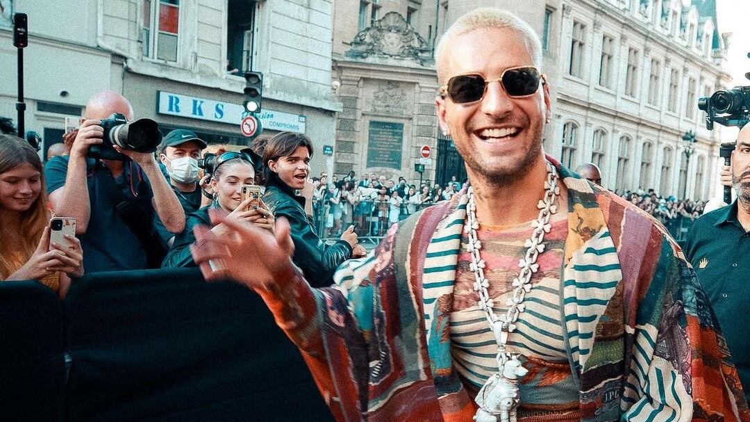 El parecido es tanto que hasta en los mismos gestos para las fotografías el doble de Maluma ha logrado confundir.