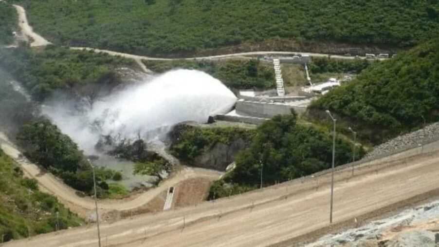 El Cercado, en alerta máxima por las fuertes lluvias que podrían provocar el uso del rebosadero de esta infraestructura.