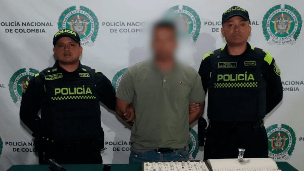 Captura de dos delincuentes que robaron una joyería en Suba.