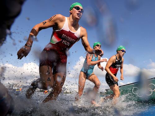 Triatleta belga se encuentra hospitalizada tras nadar por el contaminado río Sena durante la semana