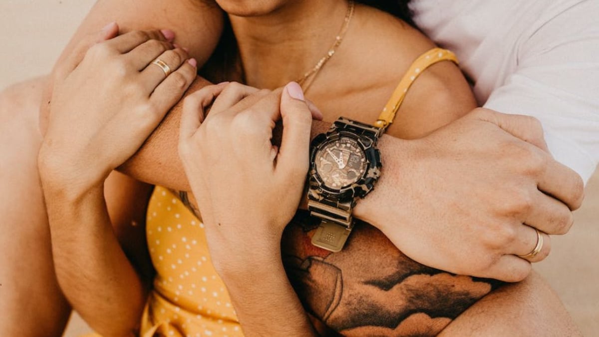 Abrazo por la espalda