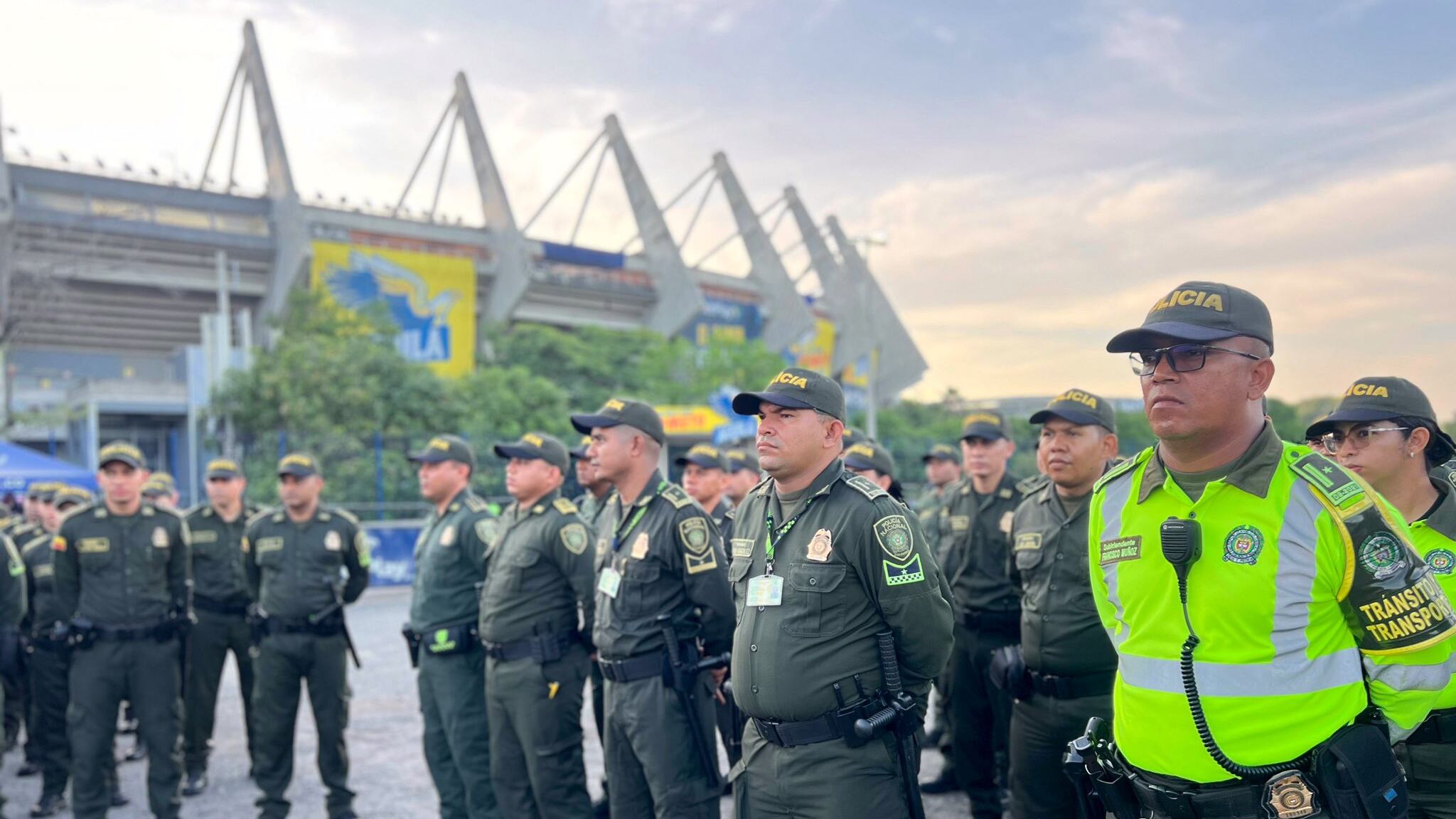Foto de los policías custodiarán el partido Colombia vs. Paraguay en el Estadio Metropolitano en Barranquilla.