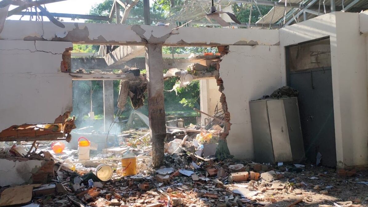 Foto con explosivos destruyeron base militar en Puerto Jordán, Arauca: un muerto y seis heridos dejó el atentado.