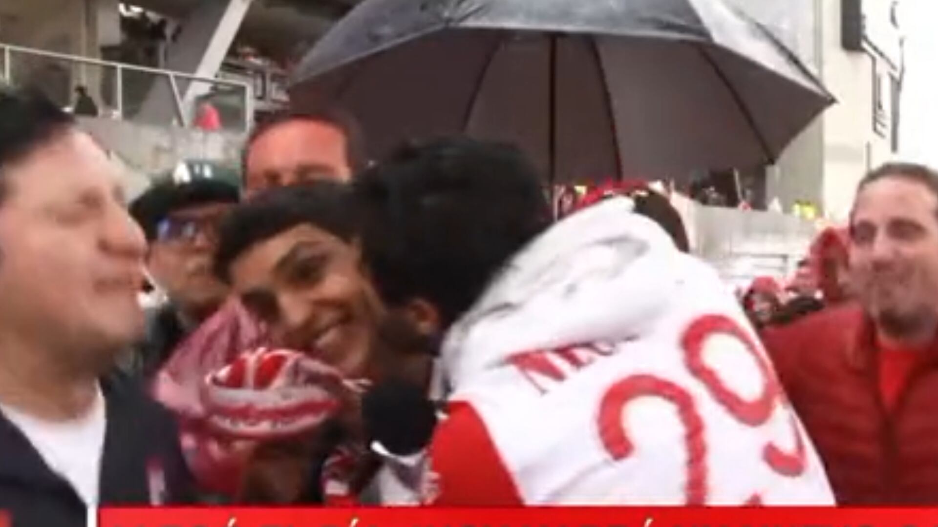 Le dieron un beso y un puño a periodista de ESPN en vivo