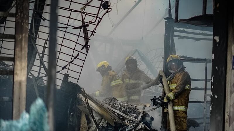 Sin víctimas, pero con millonarias pérdidas: incendio arrasa locales en el mercado de Bazurto