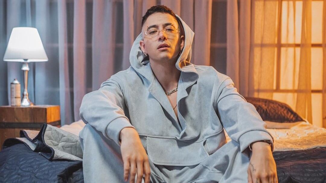 El cantante Andy Rivera salió suspirando con el tema desde su baño y aseguró que quiere que se lo dediquen.