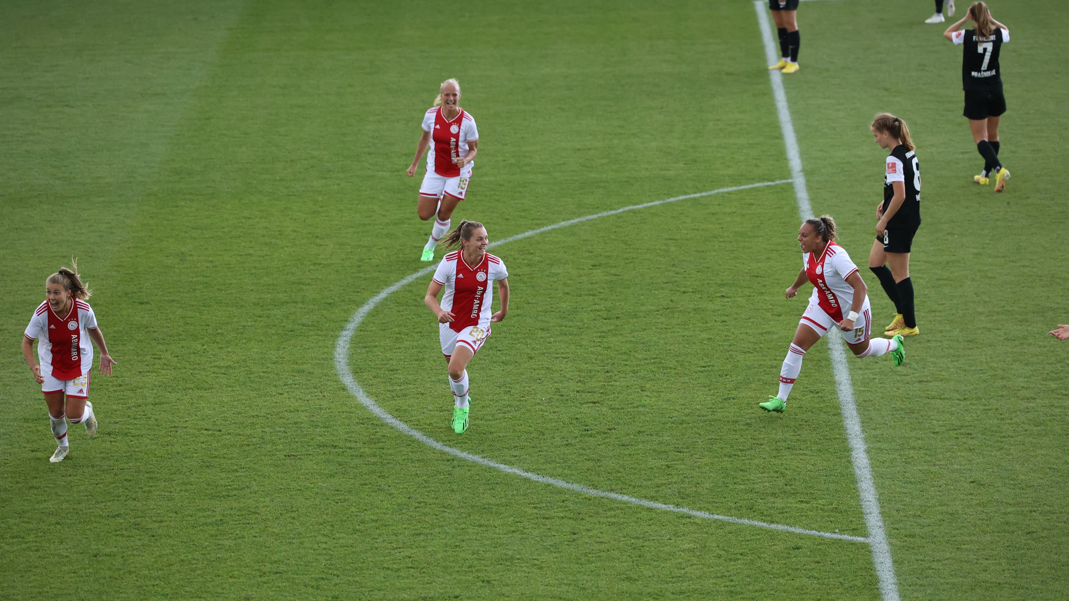 Eshly Baker celebra su golazo de chilena ante el Eintracht de Frankfurt.