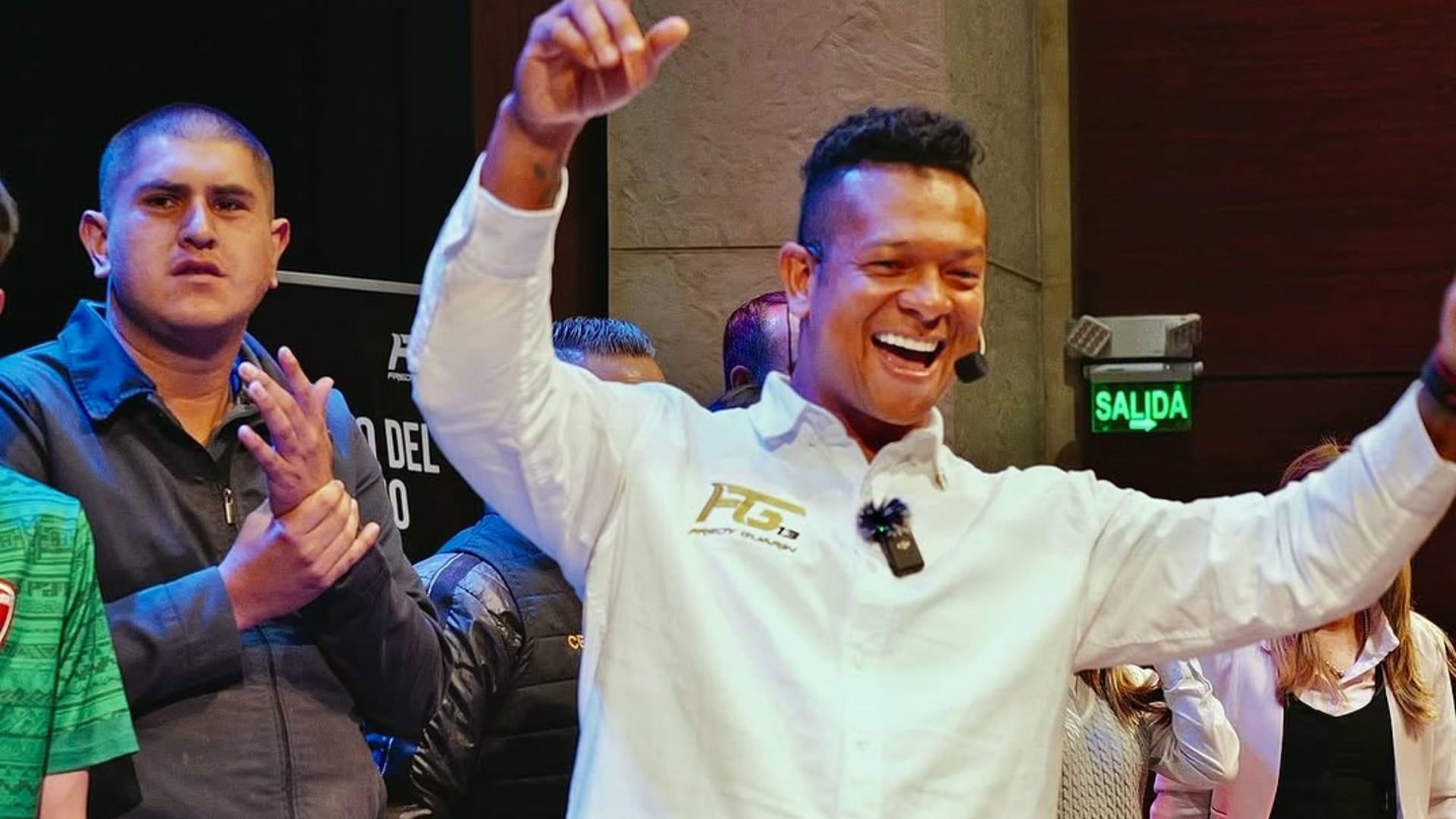 Fredy Guarín volvió al barrio que lo vio nacer para llevar felicidad a los niños con regalos navideños