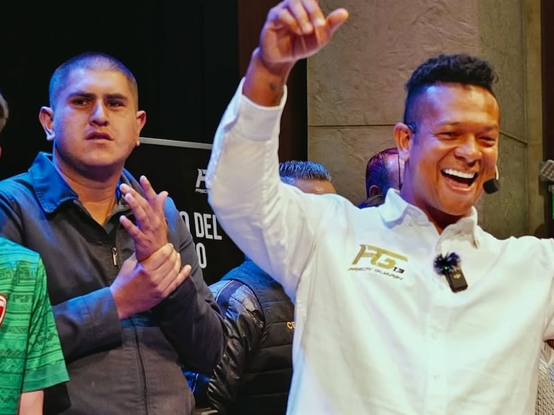 Fredy Guarín volvió al barrio que lo vio nacer para llevar felicidad a los niños con regalos navideños