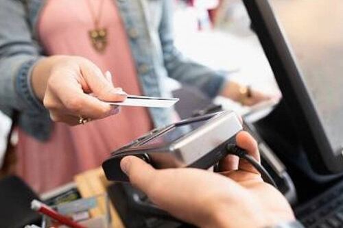 Mujer demandó a banco por “destruirle la vida” después de que su esposo descubriera que era infiel gracias a su estado de cuenta