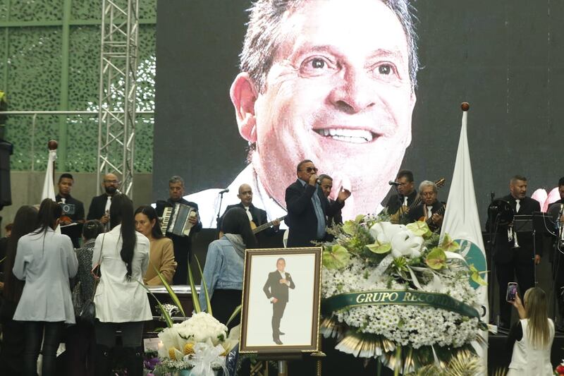 Cientos de personas llegaron hasta el coliseo Yesid Santos, en Medellín, para darle el último adiós al Rey del Despecho, Darío Gómez.