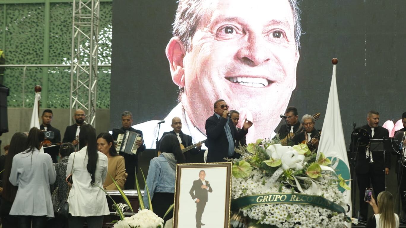 Cientos de personas llegaron hasta el coliseo Yesid Santos, en Medellín, para darle el último adiós al Rey del Despecho, Darío Gómez.