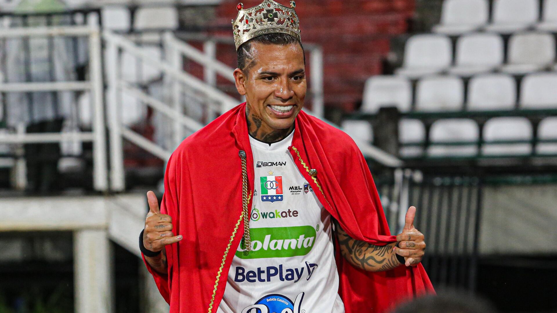 A Dayro Moreno lo coronaron en pleno partido por superar a Falcao en la cuenta de goleadores