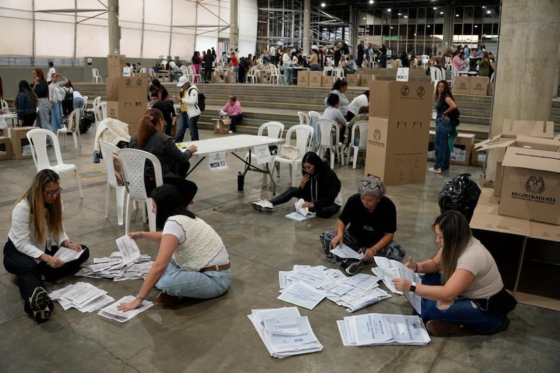 Imágenes de la jornada electoral en Antioquia: ciudadanos votando, jurados de mesa, puestos de votación y el conteo de votos al cierre de las urnas.