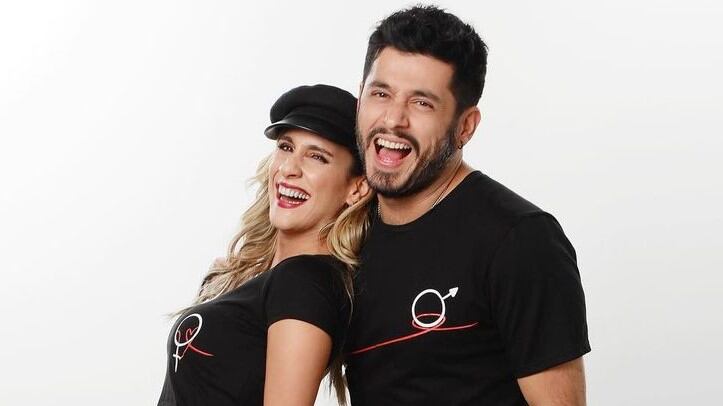 La bella Cecilia Navia le mostró a Santiago Alarcón un mensaje que desató los cuestionamientos en sobre sus celos.