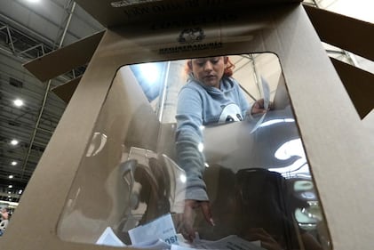 Imágenes de la jornada electoral en Antioquia: ciudadanos votando, jurados de mesa, puestos de votación y el conteo de votos al cierre de las urnas.