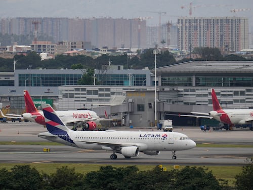 Latam Airlines reveló detalles de la pelea de dos pasajeros en un vuelo de Bogotá a Medellín