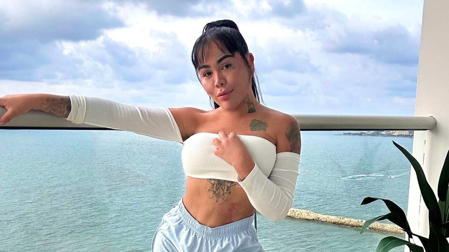 Yina Calderón optó para su disfraz de Halloween en convertirse en una cantante que falleció de trágica manera años atrás y las críticas no han parado.