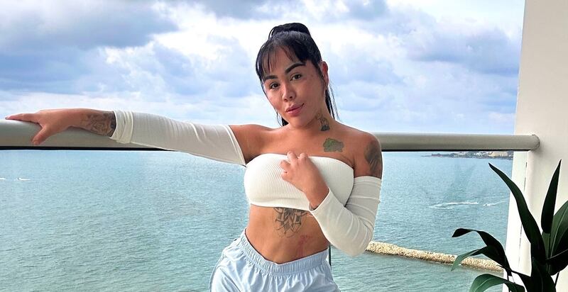 Yina Calderón optó para su disfraz de Halloween en convertirse en una cantante que falleció de trágica manera años atrás y las críticas no han parado.