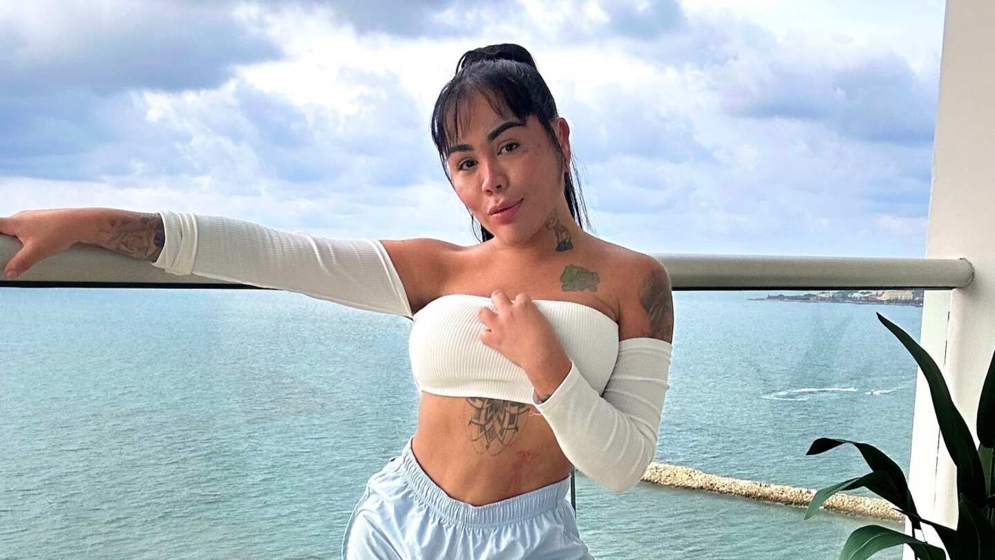 Yina Calderón optó para su disfraz de Halloween en convertirse en una cantante que falleció de trágica manera años atrás y las críticas no han parado.