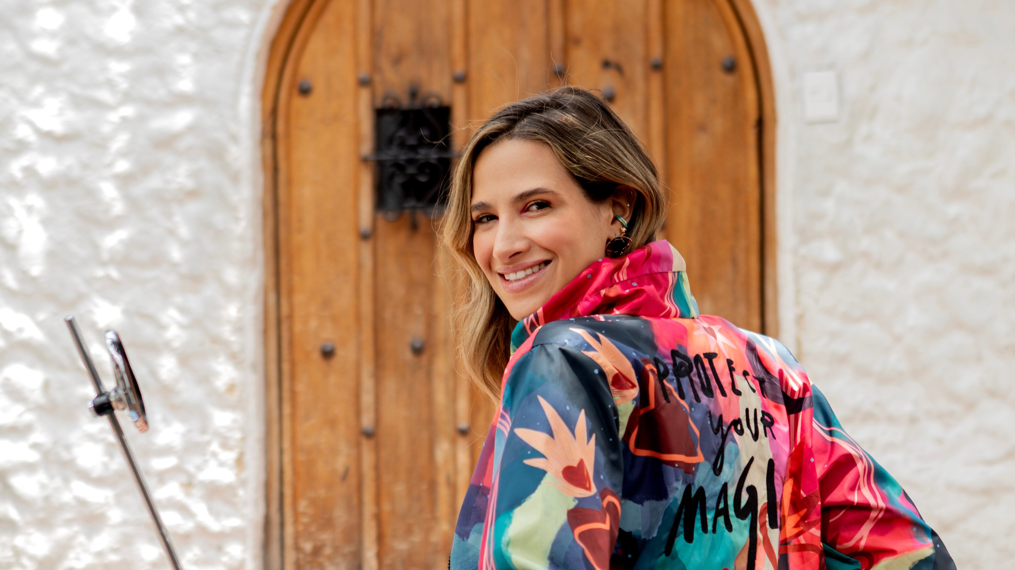 Colección invita a diseñadora que celebra la unión y el empoderamiento femenino en Colombia.