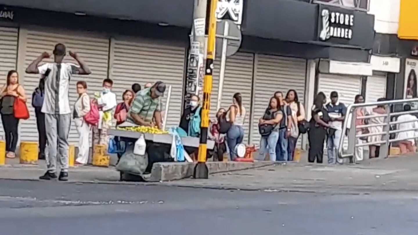 Largas filas y desesperación se vive en diferentes estaciones del MÍO debido a que dejaron de circular 70 buses en Cali