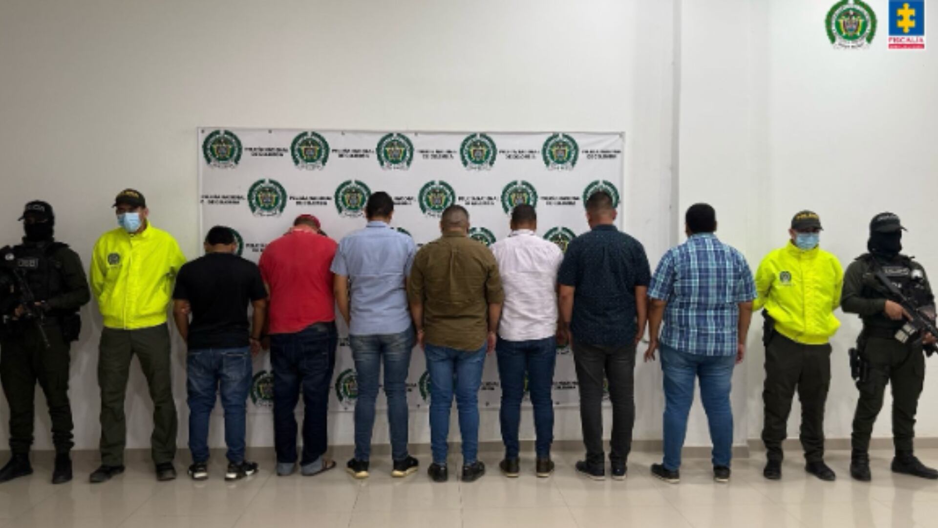 Capturan a policías por estar involucrados en la venta de droga incautada.